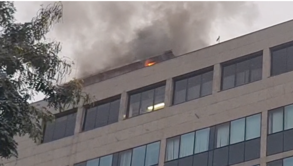 Incêndio atinge sede do Ministério Público do RJ e provoca caos