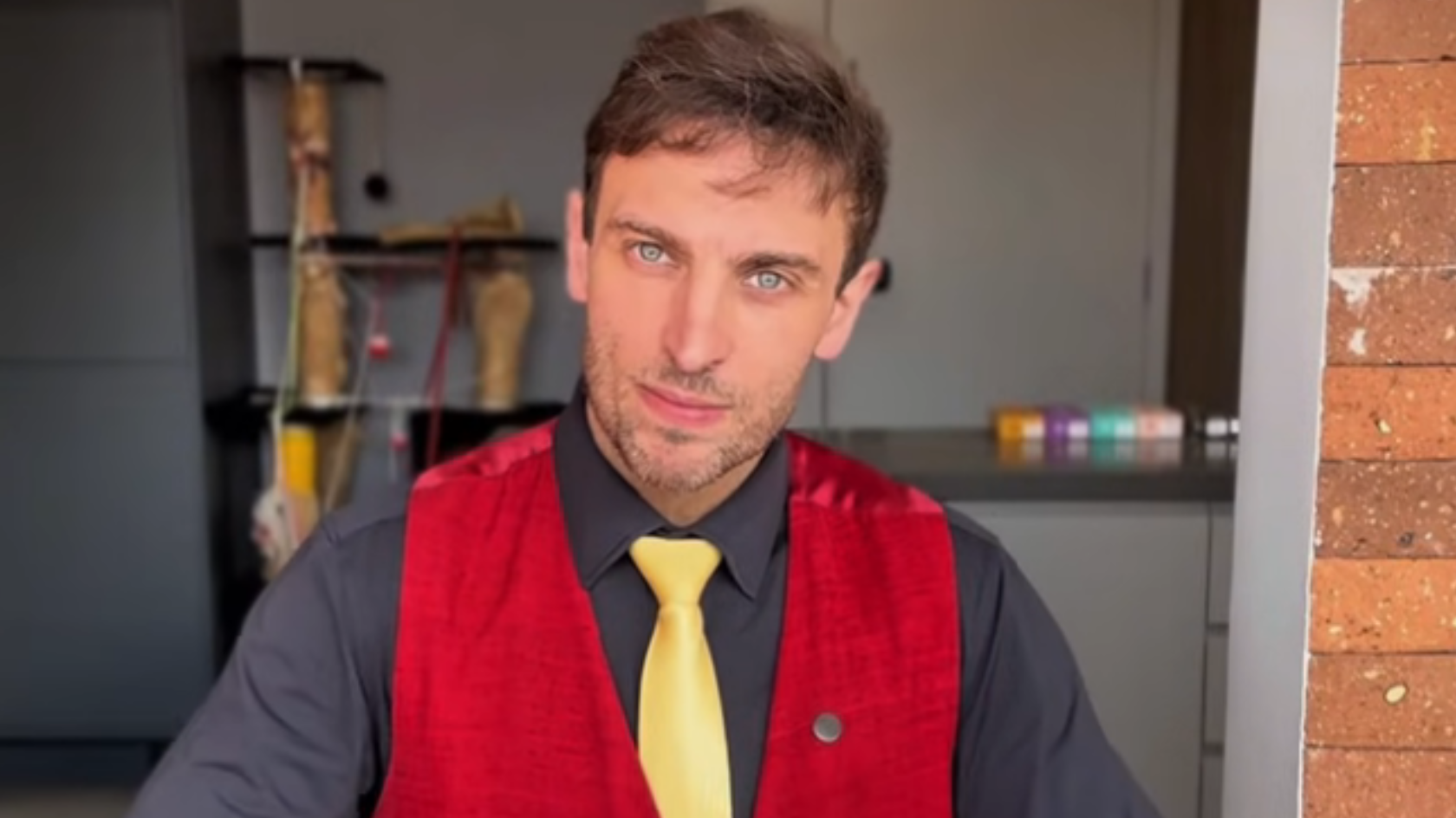 Léo Lins: Humorista Absolvido com Condenação Revertida