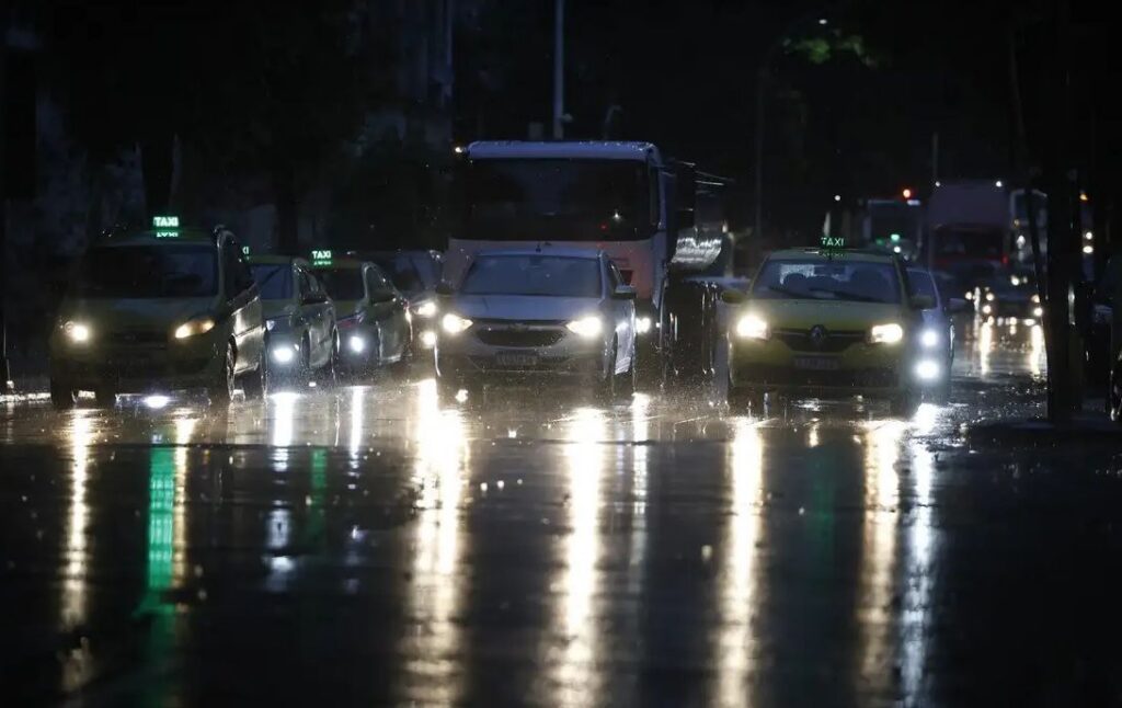 Defesa Civil do Rio de Janeiro emite aviso para chuva forte hoje
