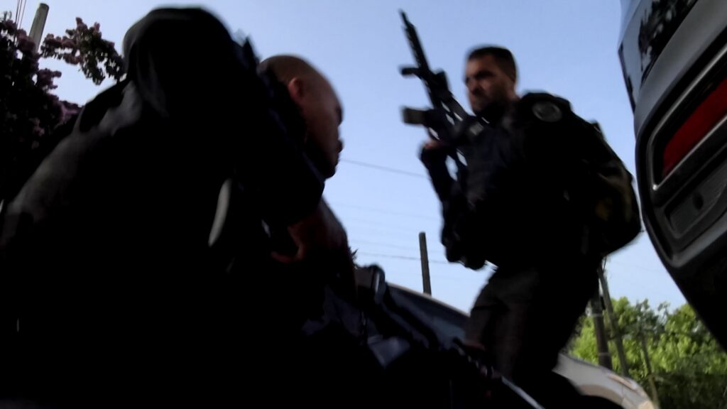 Mais de 30 policiais foram presos em operações no RJ