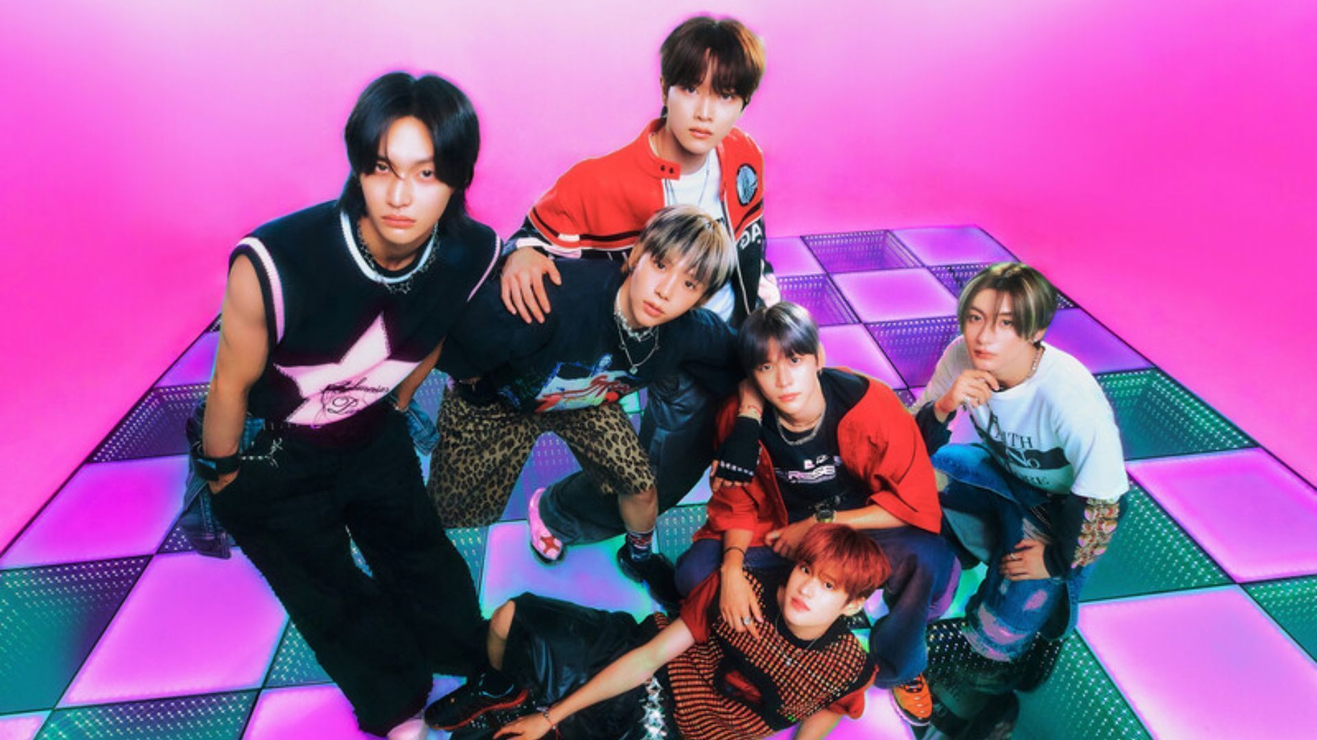 Riize visita o Beco do Batman e prova pão de queijo delicioso