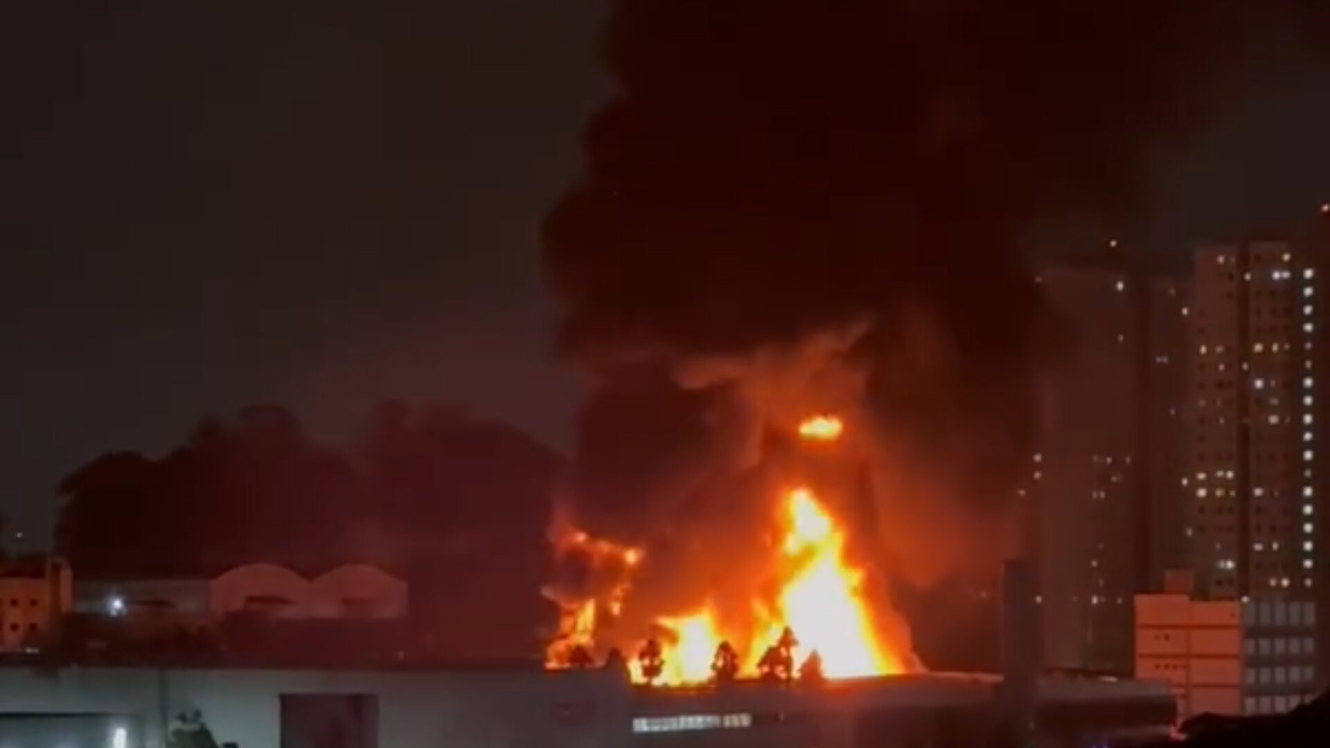 Grande incêndio atinge distribuidora de tintas e causa caos