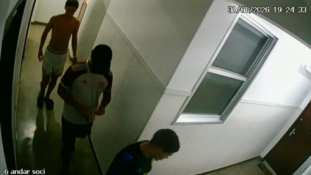 Menor envolvido por estupro coletivo se entrega à polícia no RJ e busca justiça