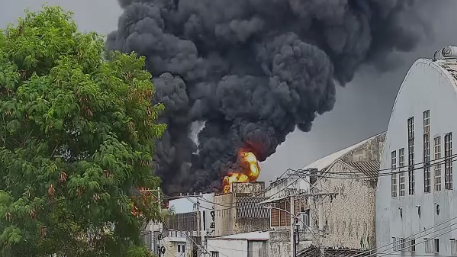 Incêndio de grandes proporções deixa 20 casas interditadas no RJ