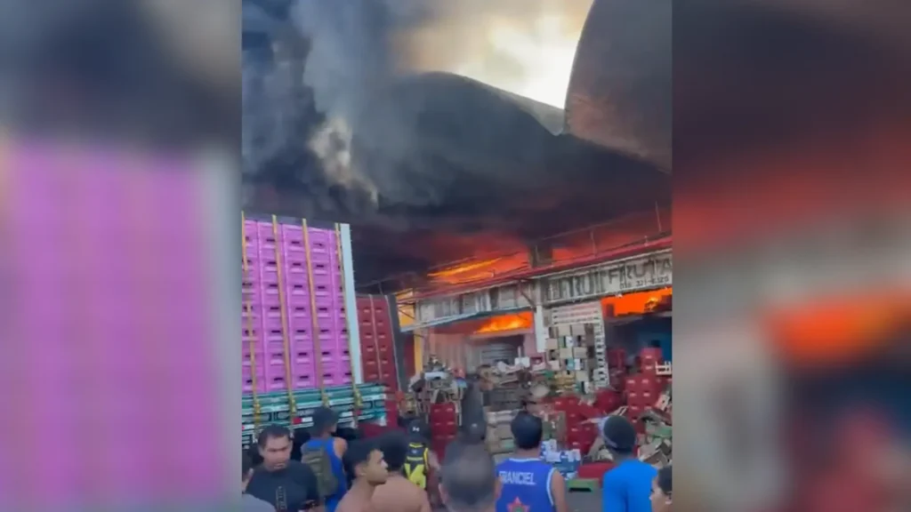 Incêndio atinge galpão da Ceasa e preocupa moradores da zona Norte