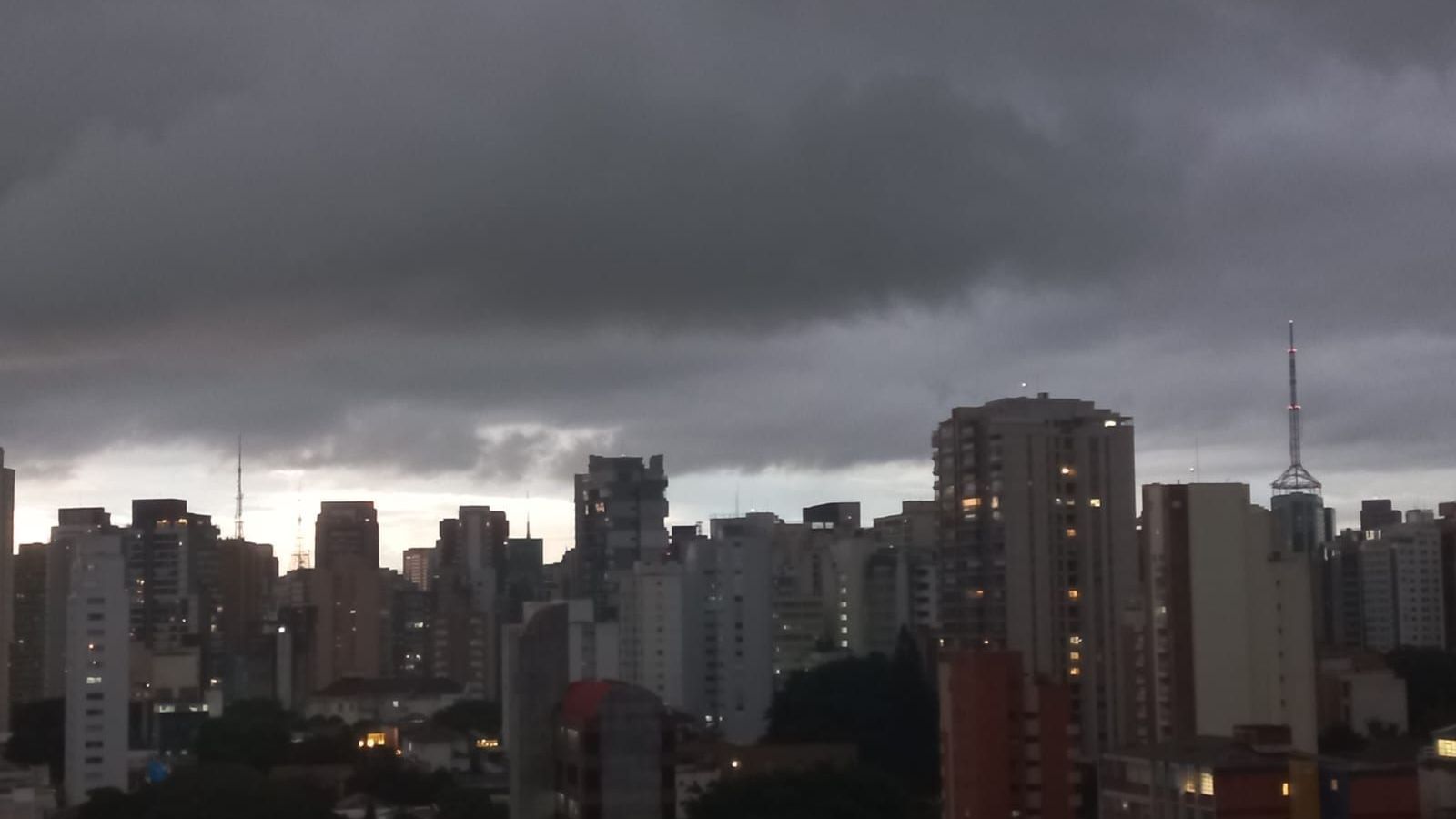 Frente fria derruba temperaturas e traz chuvas contínuas no Sul
