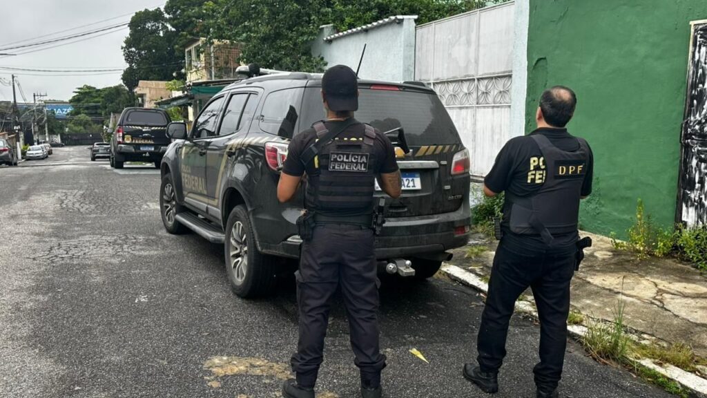 Mãe é presa pela PF por abusar sexualmente de filhas no RJ