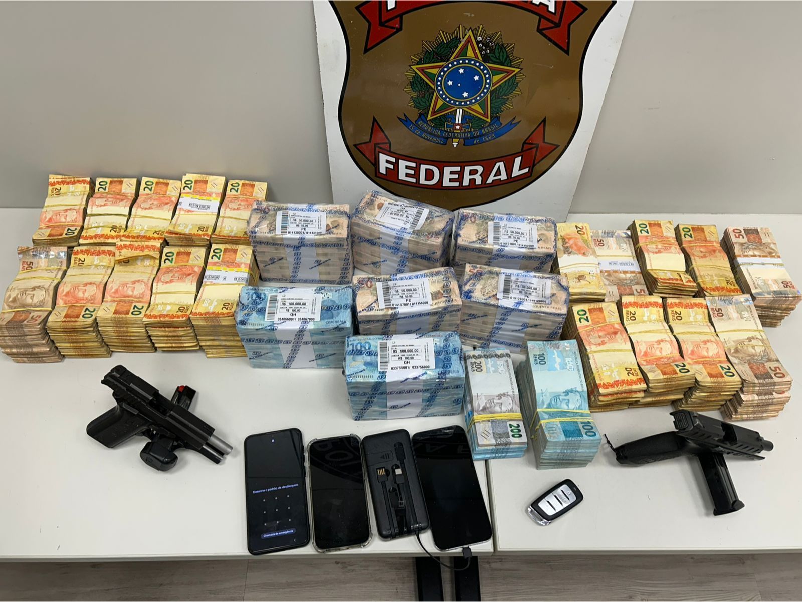 R$ 800 mil são apreendidos e cinco presos em operação eficaz