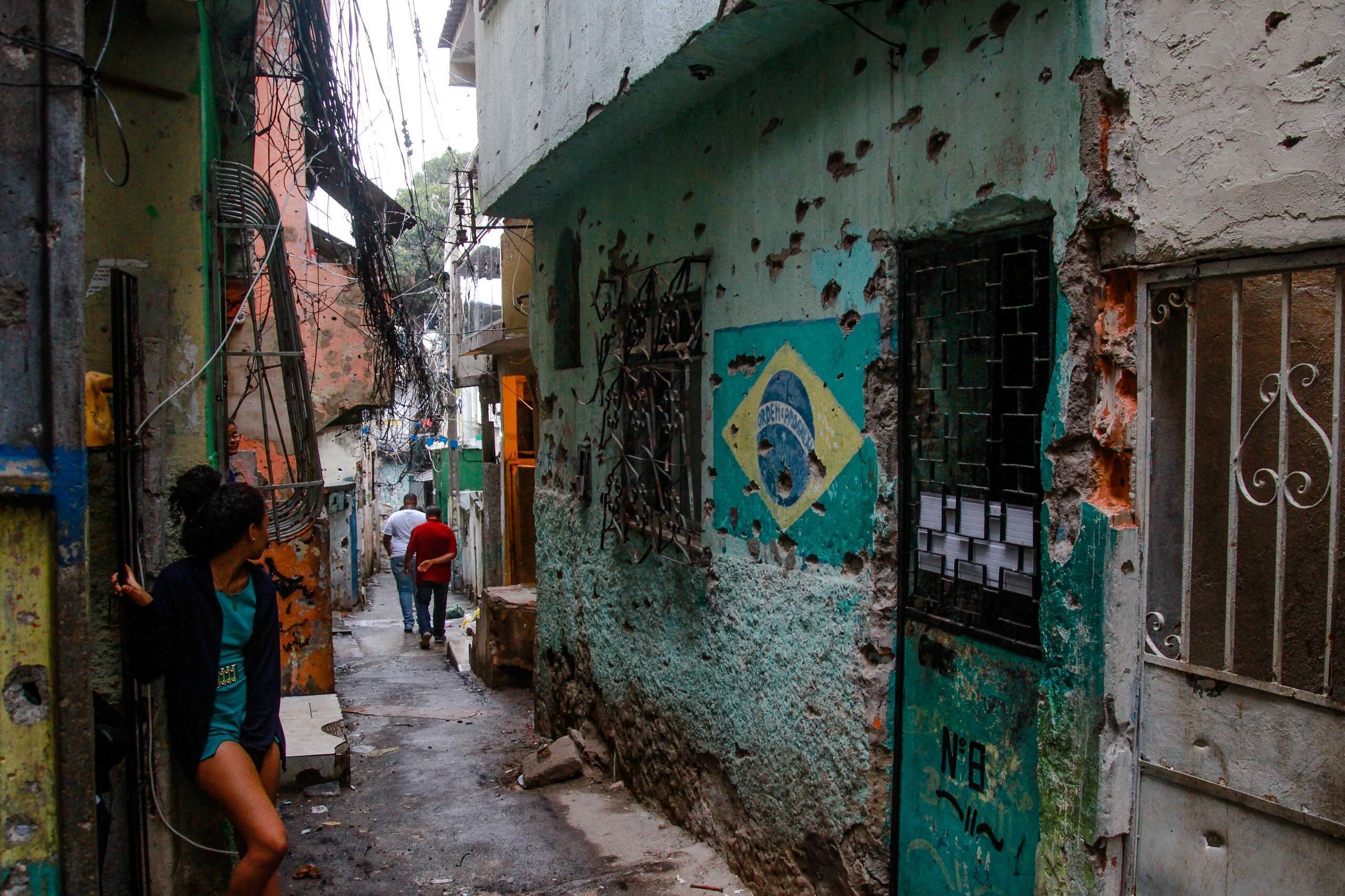 Fotógrafo expõe rotina com buracos de tiros em favelas cariocas