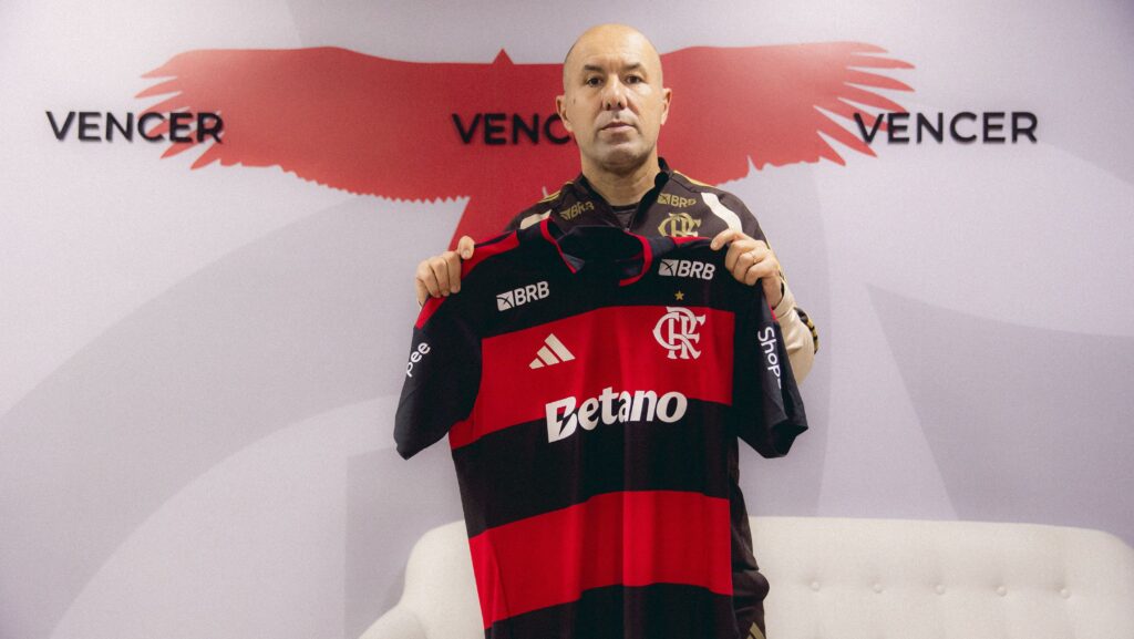 Torcida do Cruzeiro imprime notas falsas com rosto de Leonardo Jardim