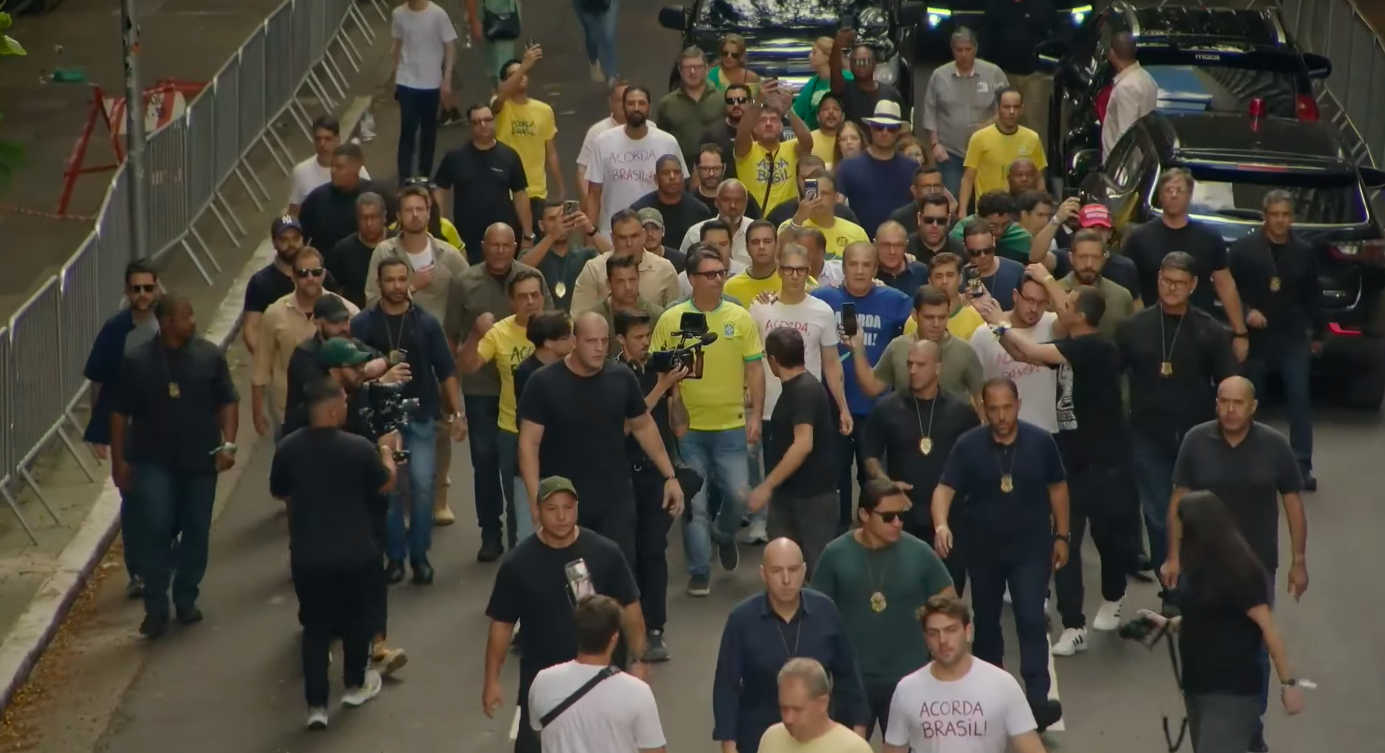 Em SP, Flávio participa de manifestação como pré-candidato e líder