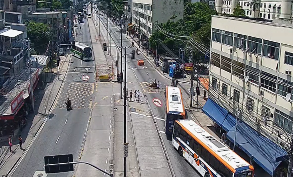 Bandidos sequestram pelo menos cinco ônibus no Rio de Janeiro com segurança reforçada