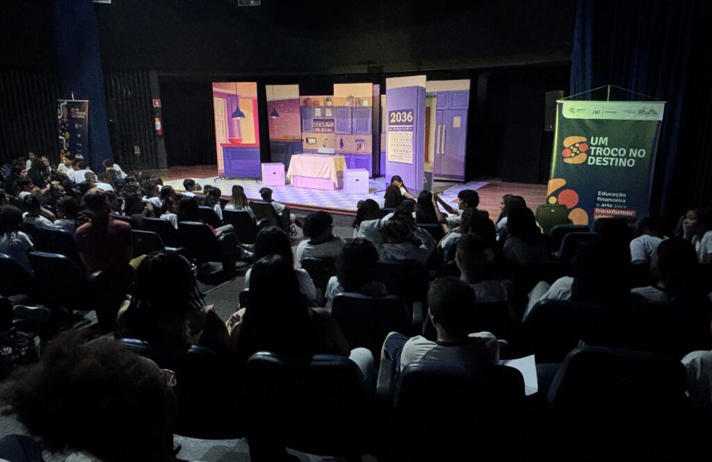 Projeto leva educação financeira a escolas públicas com teatro e oficinas educativas