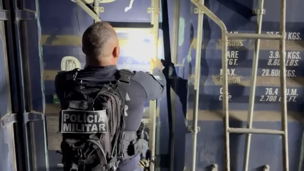 PM apreende drogas em contêiner durante operação na Maré (RJ) com sucesso.