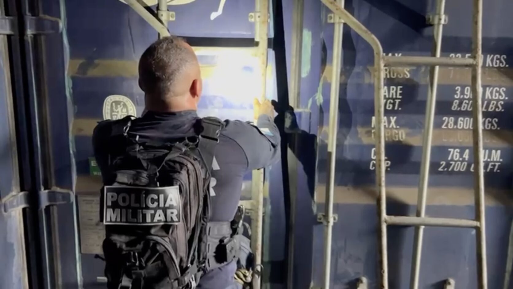 PM apreende drogas em contêiner durante operação na Maré (RJ) com sucesso.