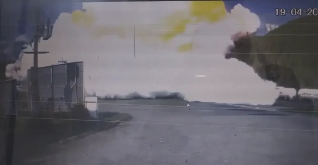 Veja momento da explosão de caminhão na Via Dutra (RJ)