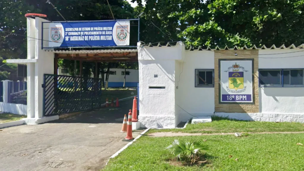 Criminosos usam drones e explosivos contra polícia em confronto intenso