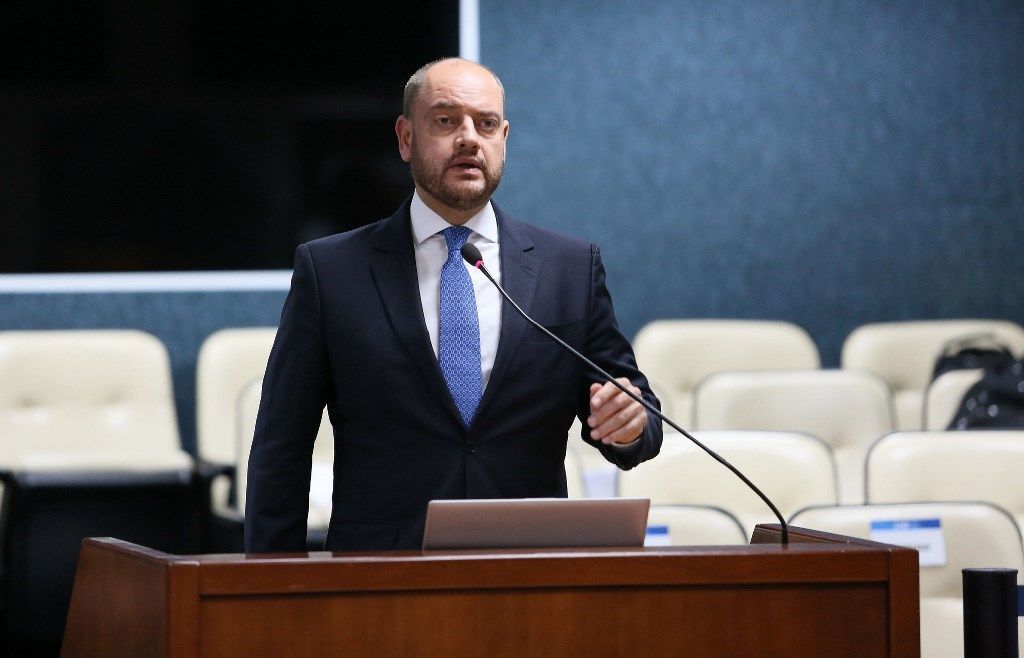 RJ: Couto demite quase 100 e gera mudanças significativas