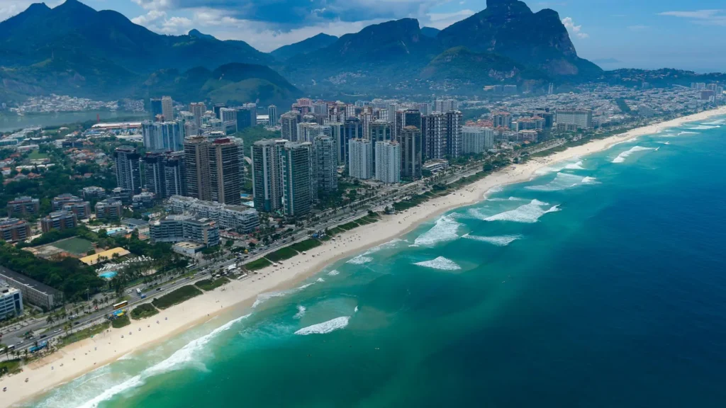 Helicóptero cai na Praia da Barra da Tijuca e provoca caos