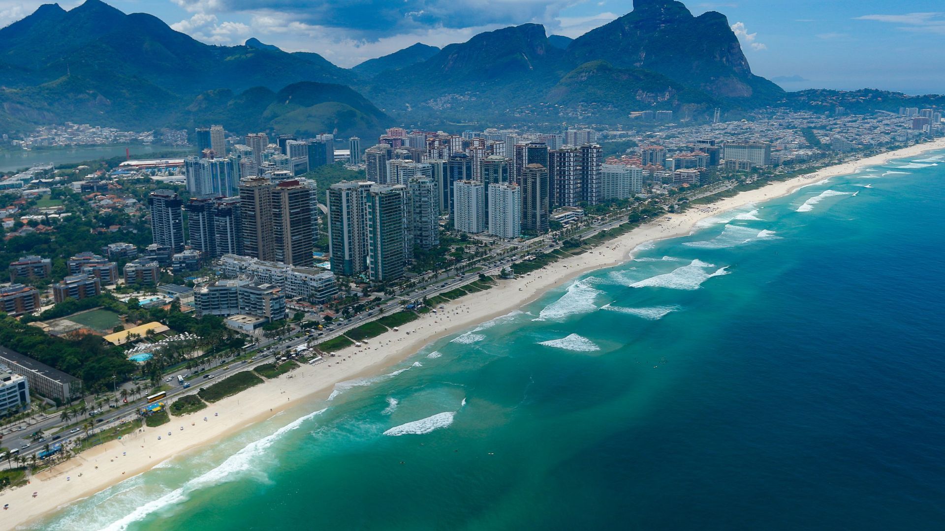 Helicóptero cai na Praia da Barra da Tijuca e provoca caos