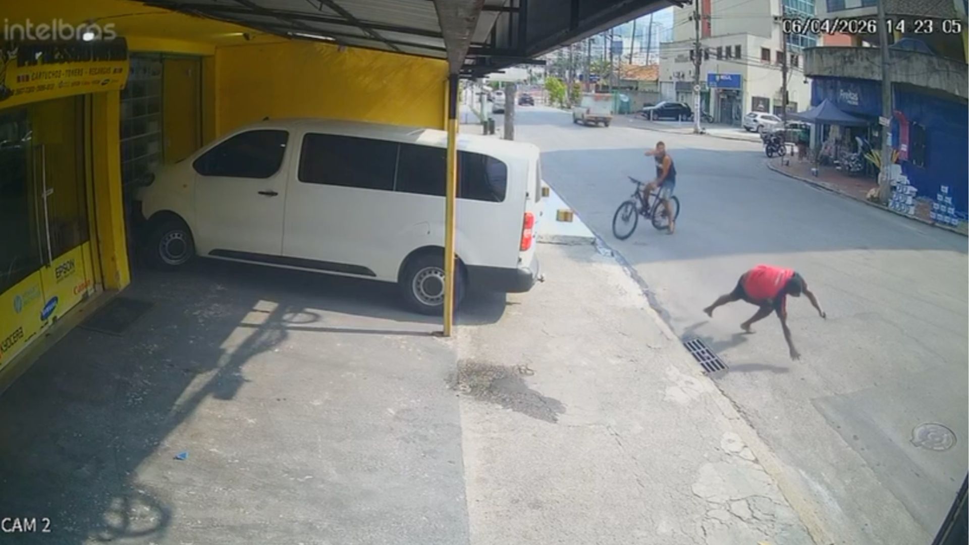Homem é baleado por atirador em bicicleta em rua do RJ; vídeo impactante