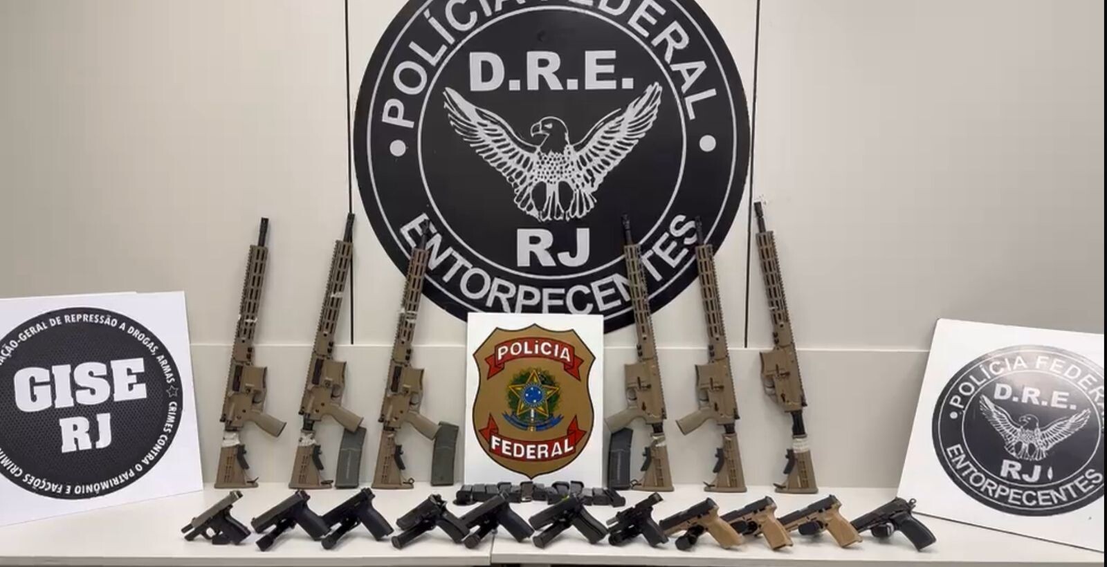 PF apreende arsenal com seis fuzis e 11 pistolas na Via Dutra