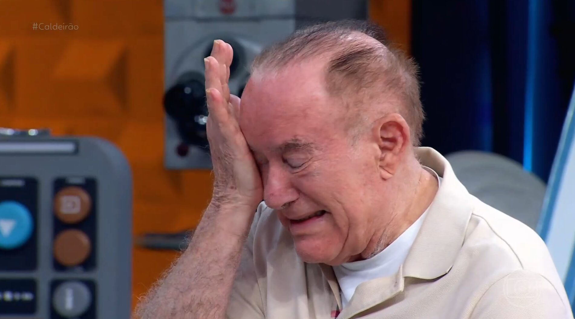 Longe da TV, Renato Aragão emociona-se com homenagem tocante