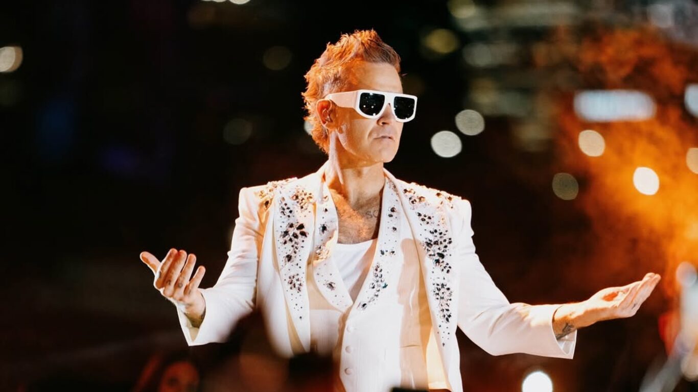 Robbie Williams volta ao Brasil após 20 anos com show imperdível