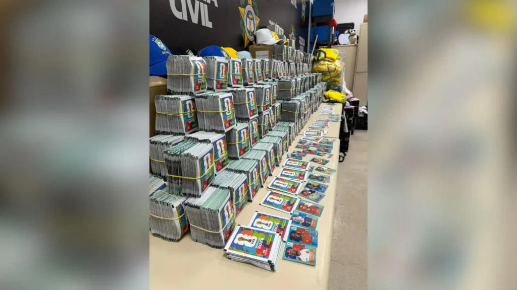 Polícia apreende 200 mil figurinhas do álbum da Copa no RJ