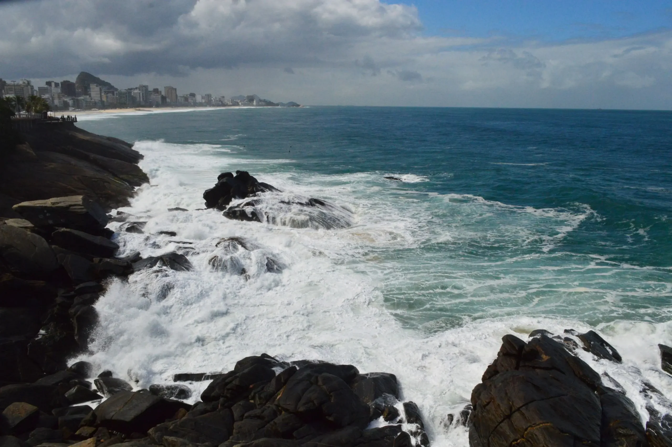 Marinha emite alerta de ressaca e ondas de 3 metros no RJ