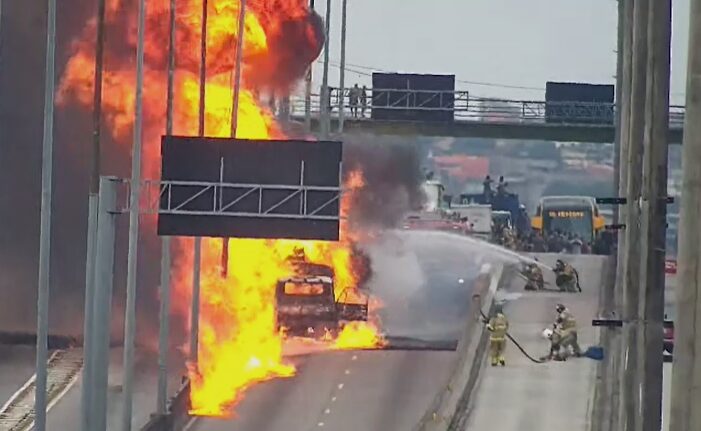 Incêndio em caminhão-tanque bloqueia Avenida Brasil no Rio