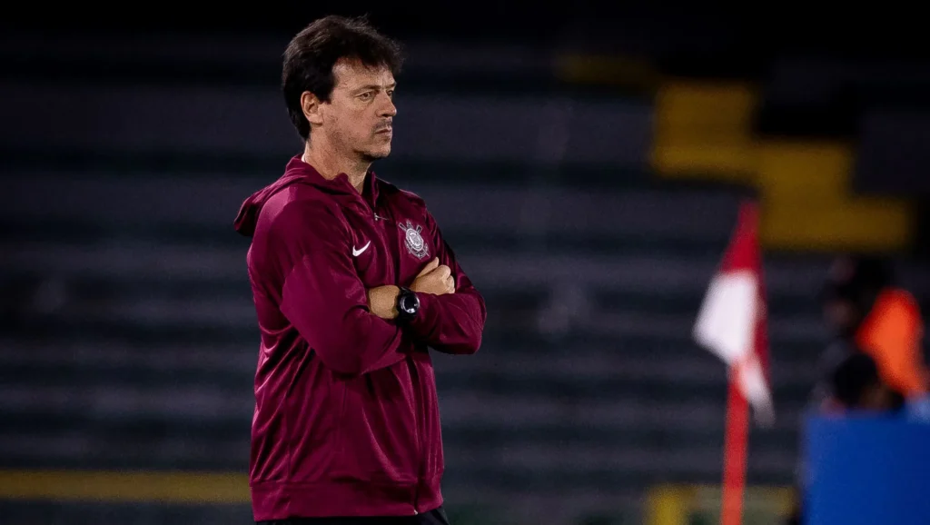 Diniz diz que gramado sintético influenciou em derrota do Corinthians