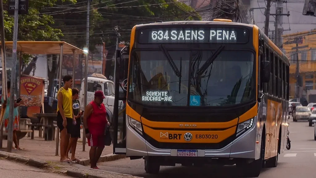 Rio inicia circulação de ônibus municipais com pagamento prático