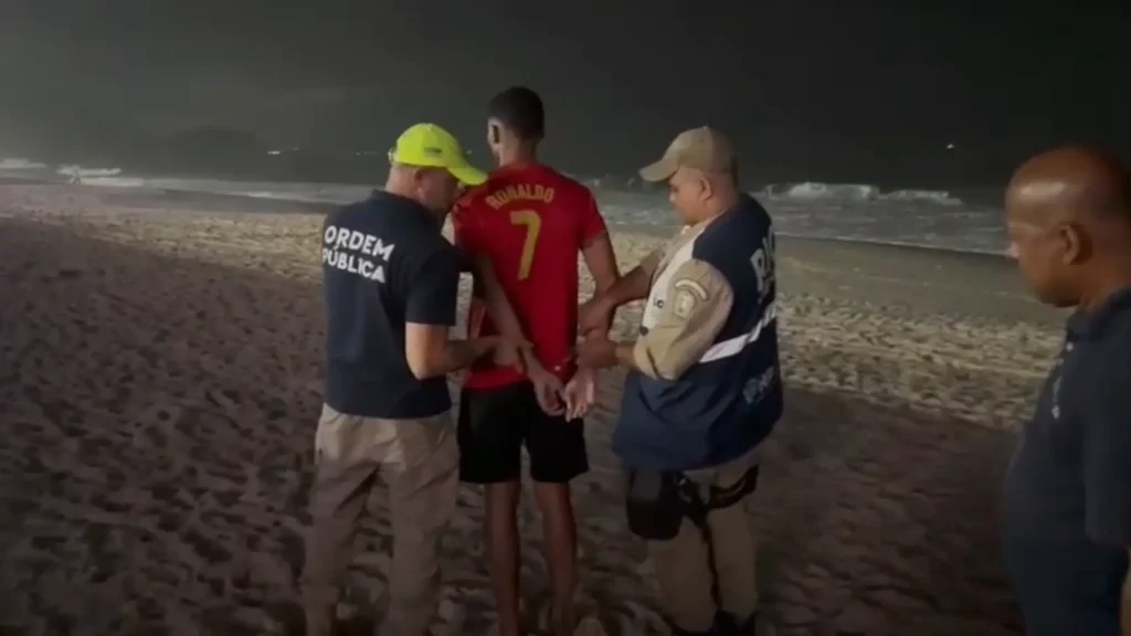 Homem é preso ao tentar vender caipirinha por R$ 1,8 mil em Copacabana