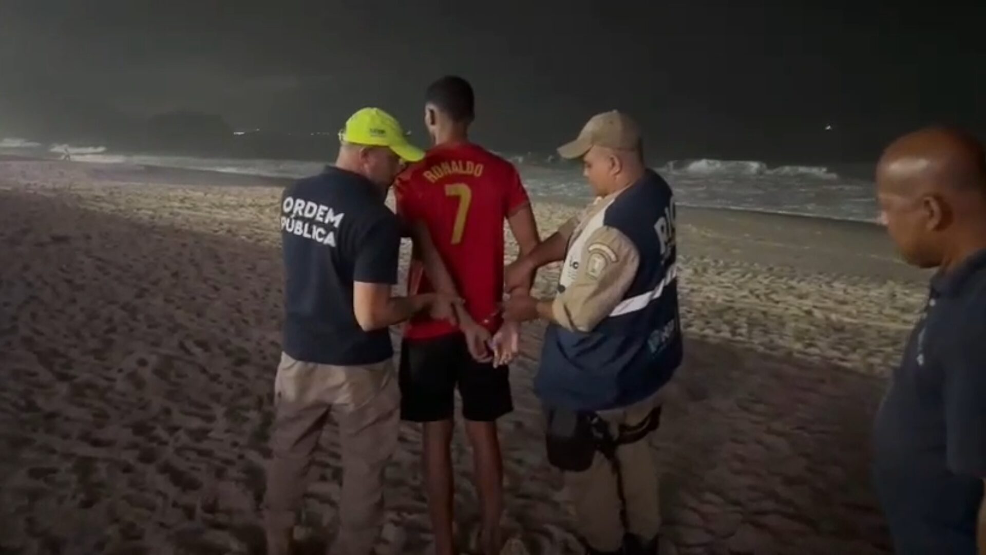 Homem é preso ao tentar vender caipirinha por R$ 1,8 mil em Copacabana