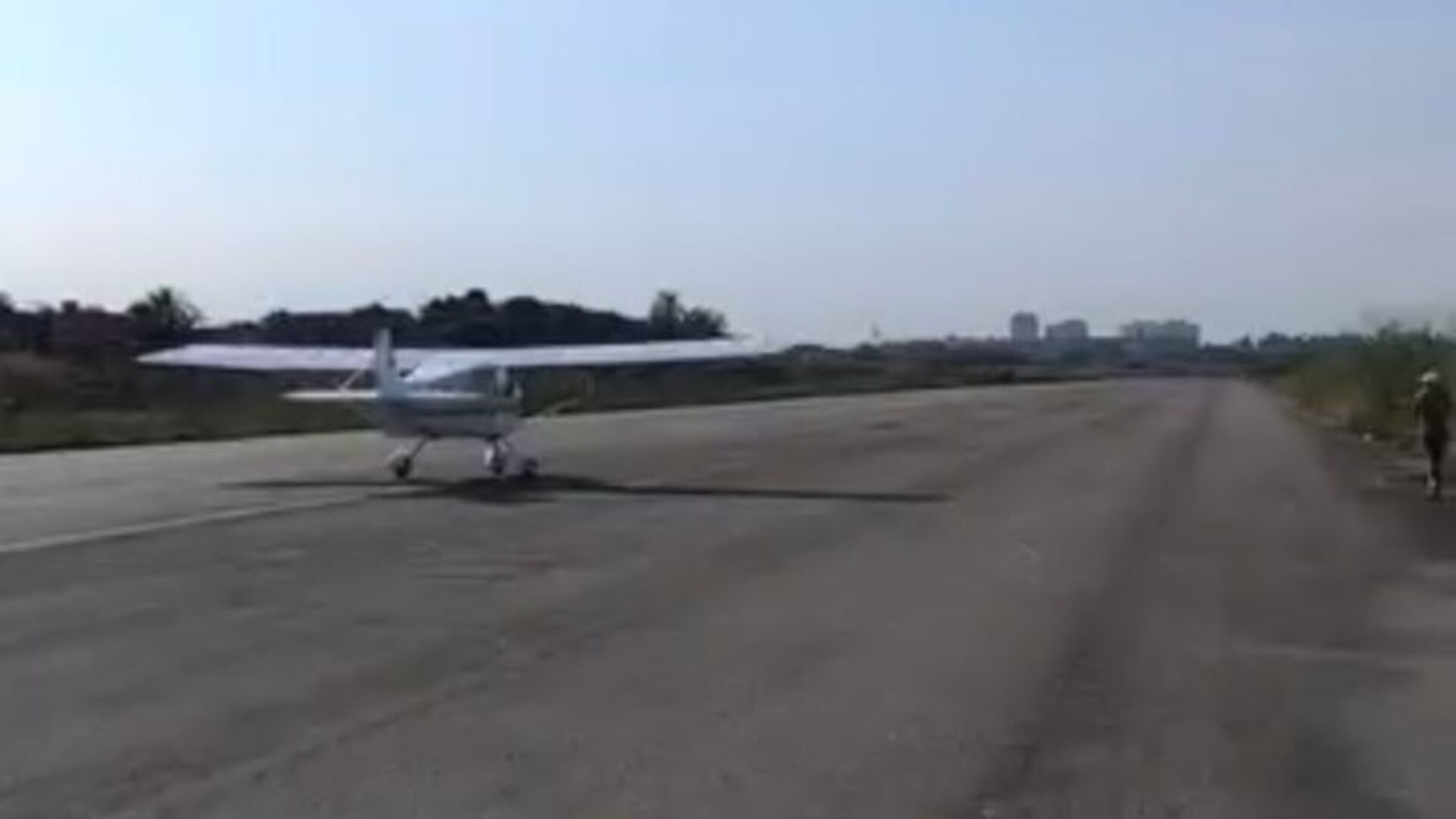 Vídeo mostra avião decolando antes de cair em Nova Iguaçu.