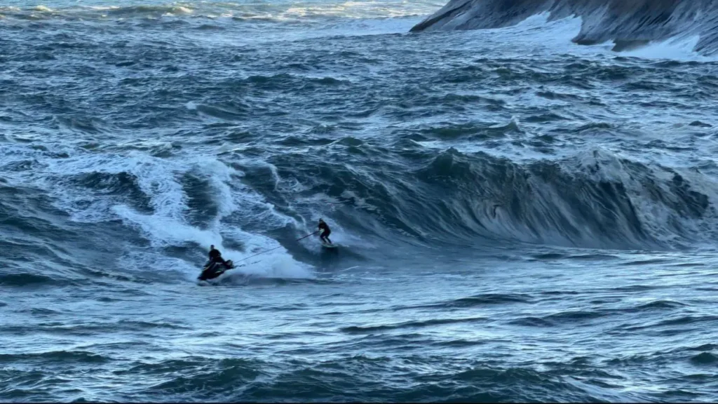Ondas gigantes atraem surfistas e fotógrafos para aventuras únicas
