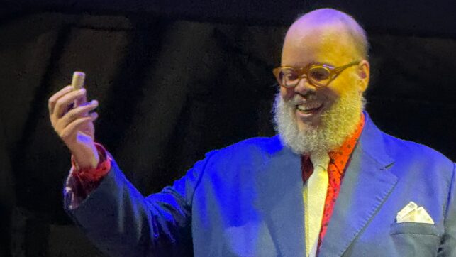 Ed Motta é atingido por rolha durante show: o que aconteceu?