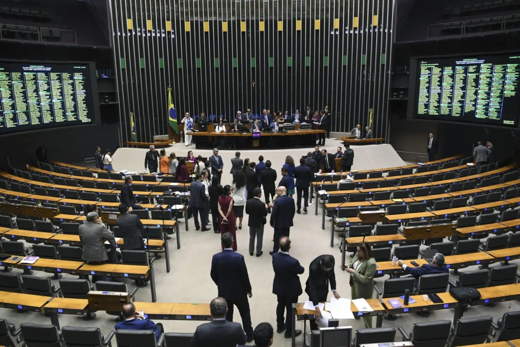 Comissão da Câmara aprova PL que libera FGTS para armas de fogo