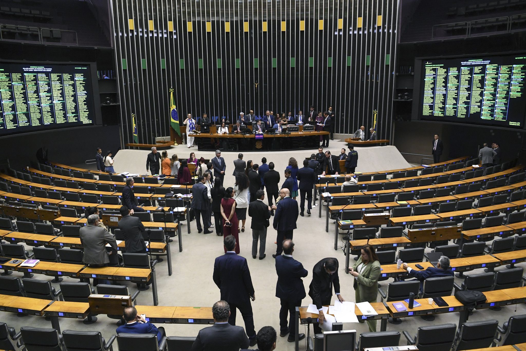Comissão da Câmara aprova PL que libera FGTS para armas de fogo
