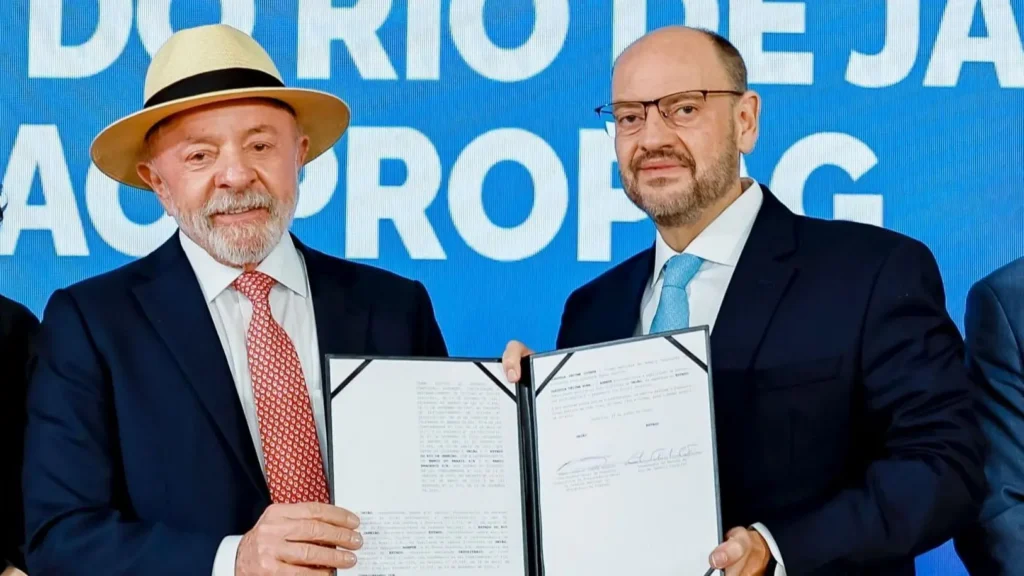 Lula e governador do RJ assinam adesão do estado ao Propag para melhorias.
