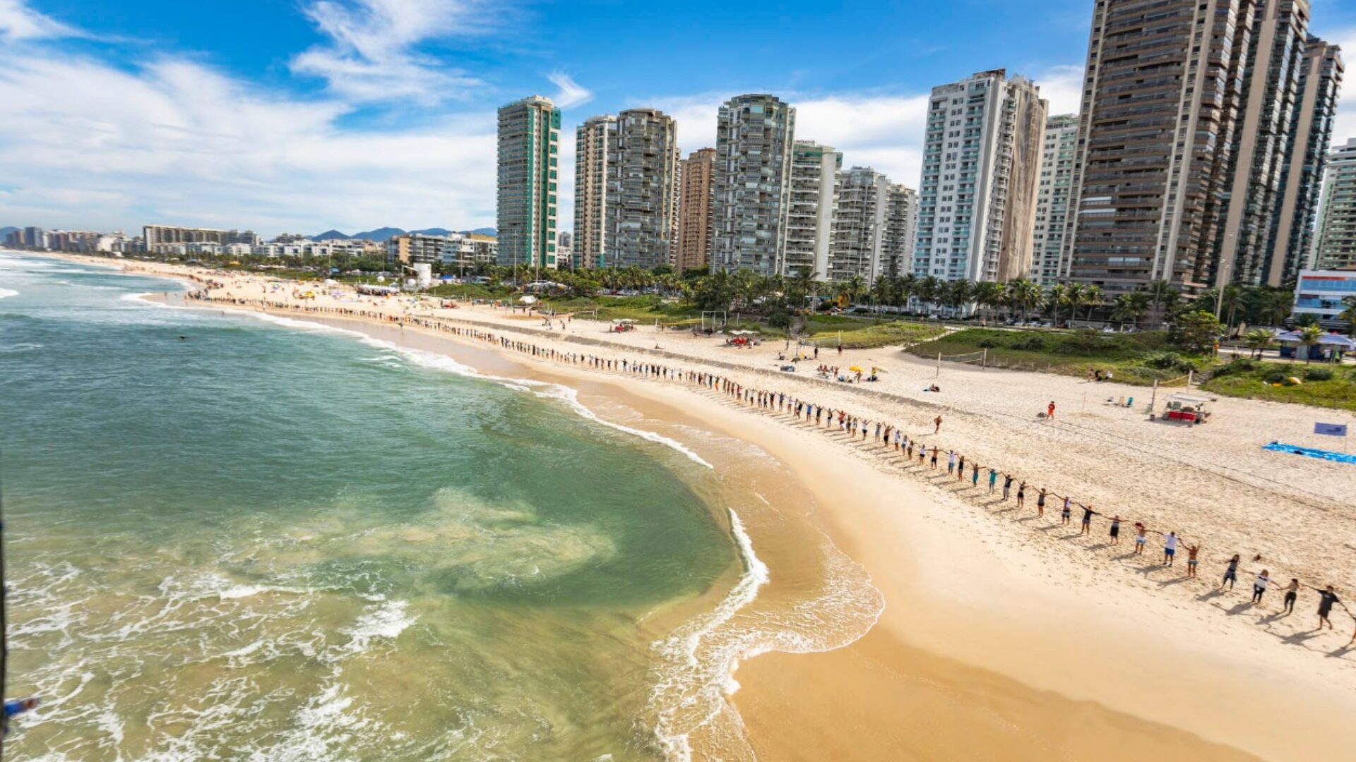 Homem desaparece após mergulhar no mar em praia no RJ: saiba mais