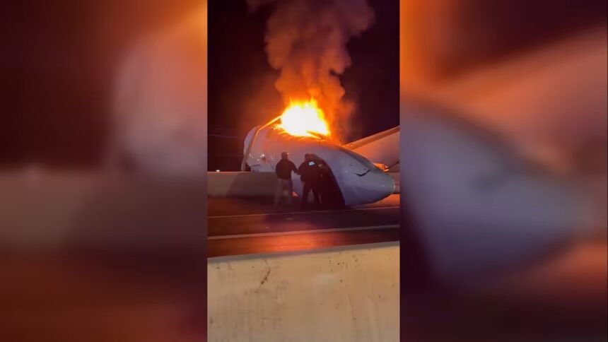 Queda de avião em rodovia no Texas: um morto e cinco feridos