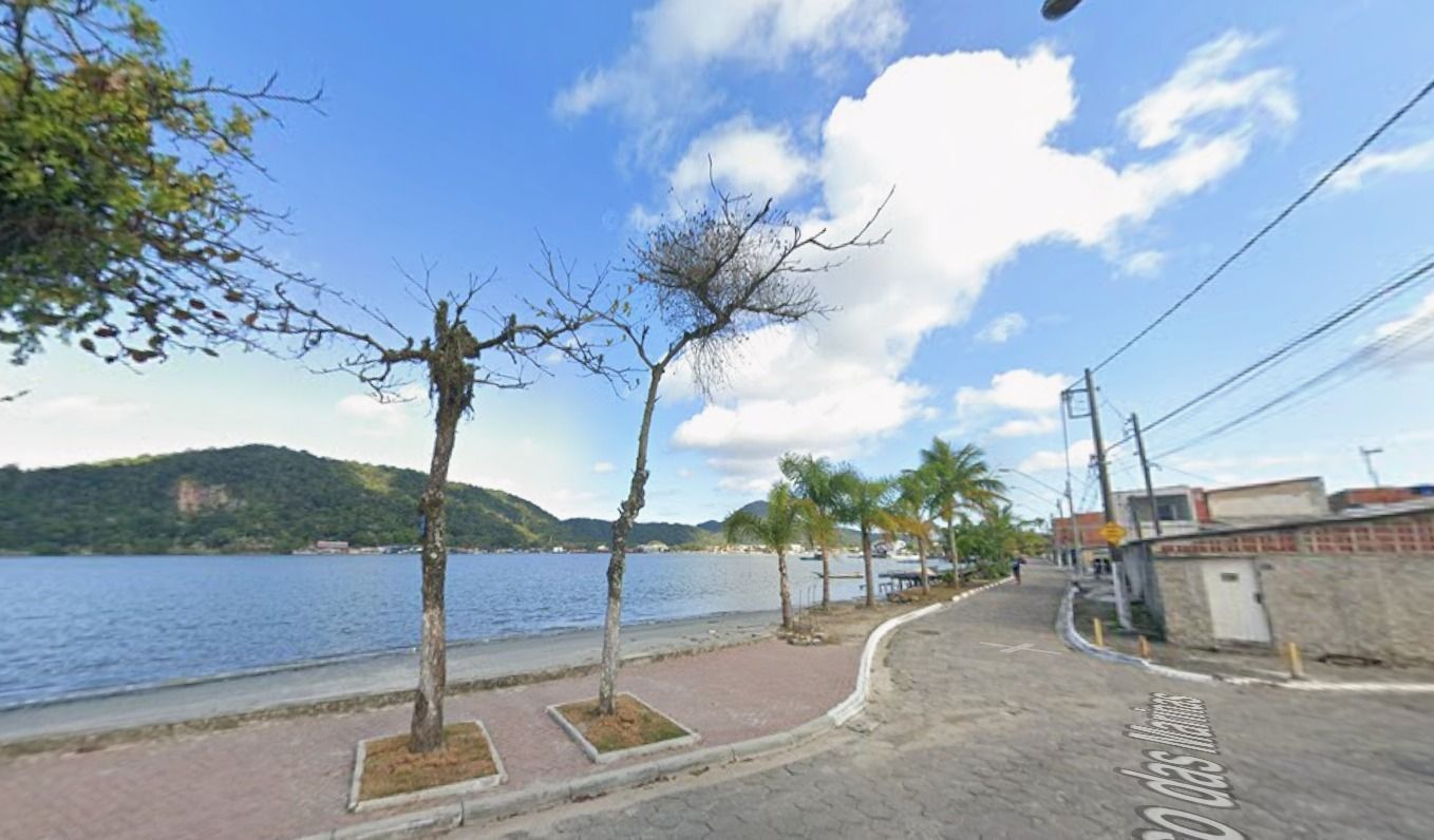 Barco bate em píer de marina no litoral de SP e deixa feridos
