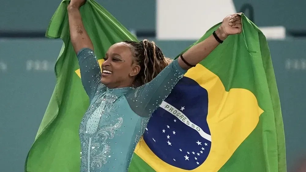 Rebeca Andrade celebra retorno e conquista no Pan-Americano