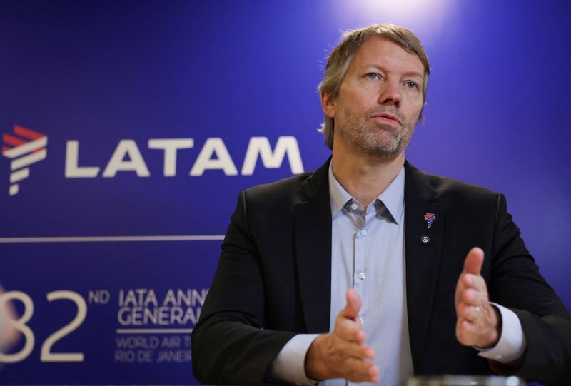 Latam reduz oferta de voos após alta no preço dos combustíveis: Impactos