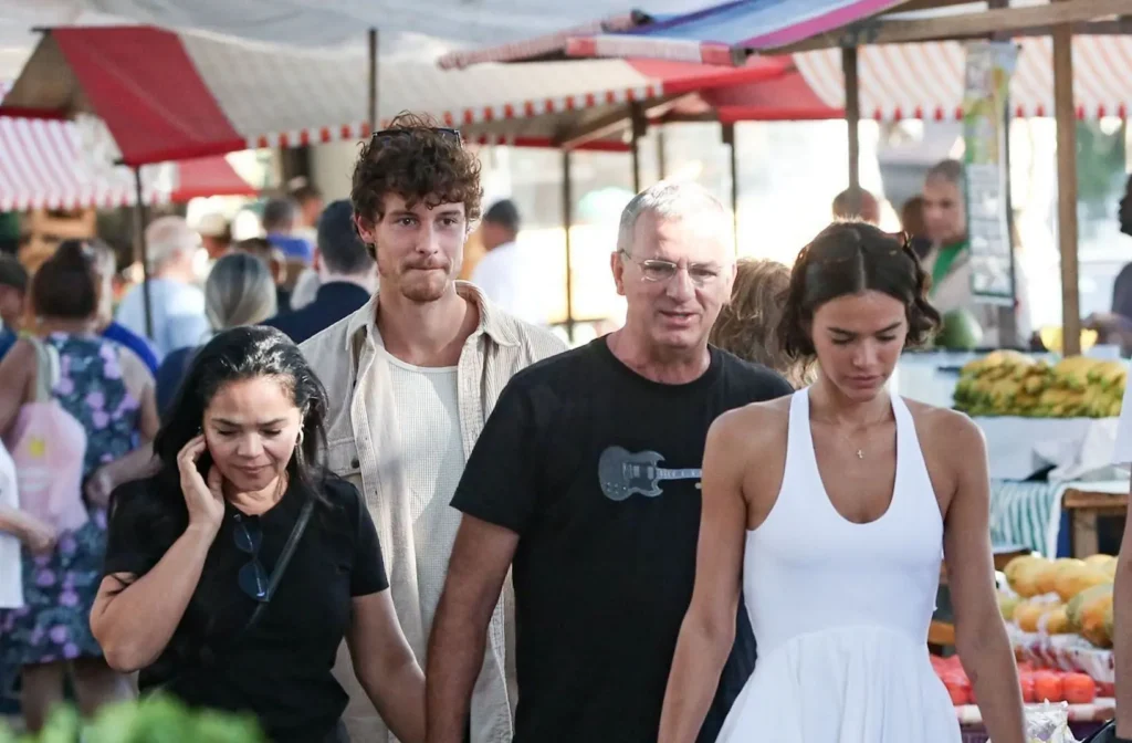 Bruna Marquezine vai à feira com os pais e Shawn Mendes no Rio