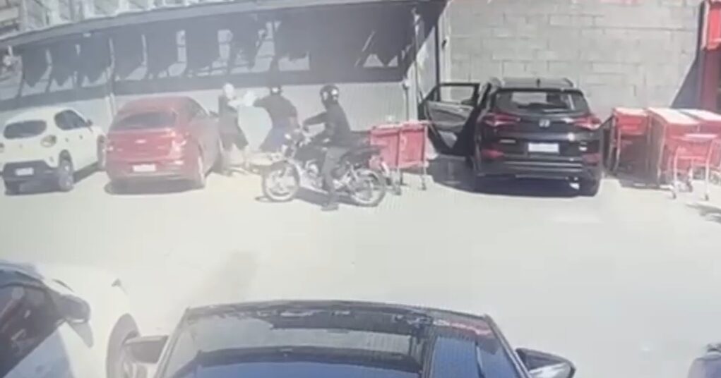 Homem é baleado durante tentativa de assalto em mercado no Recreio
