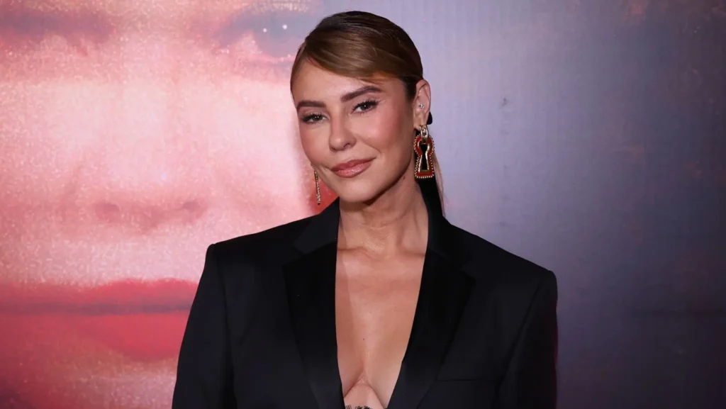 Fechadura? Paolla Oliveira brilha com joia inspiradora em filme