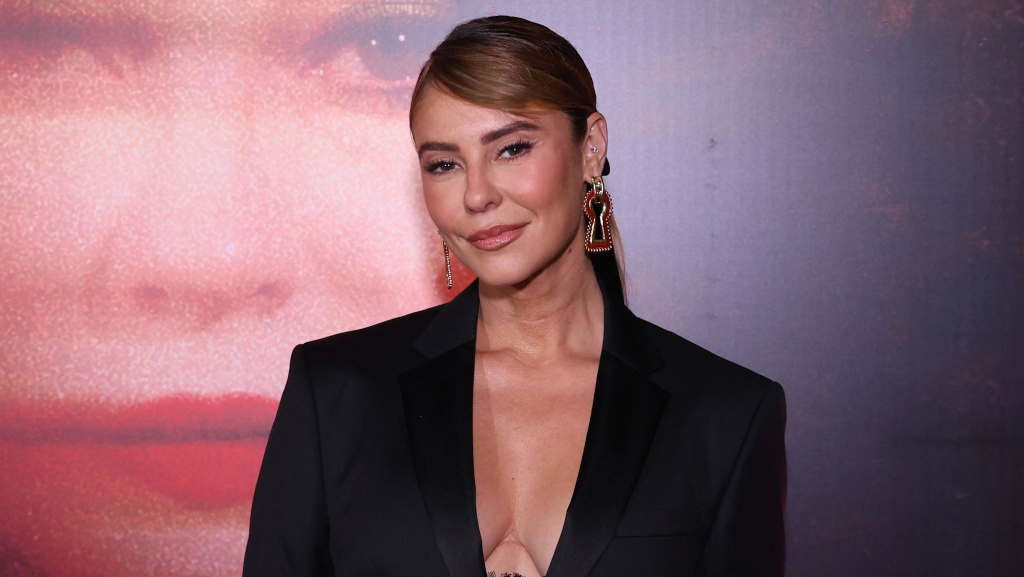 Fechadura? Paolla Oliveira brilha com joia inspiradora em filme